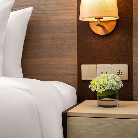 Radisson Mumbai Andheri Midc ภายนอก รูปภาพ A bedside table