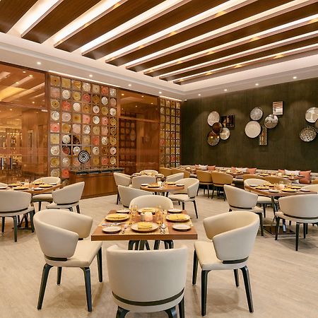 Radisson Mumbai Andheri Midc ภายนอก รูปภาพ The interior of the restaurant