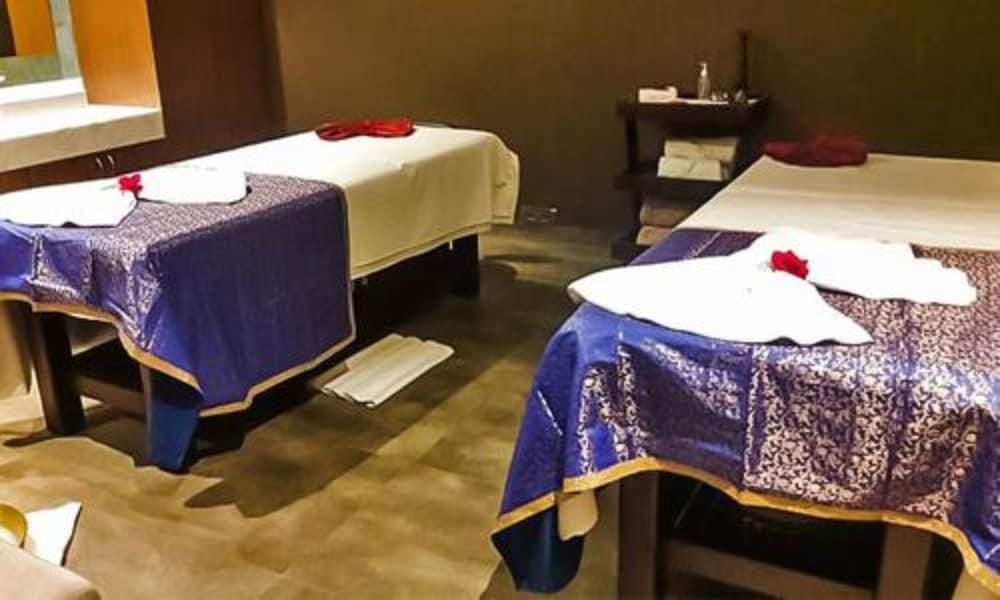 Radisson Mumbai Andheri Midc ภายนอก รูปภาพ Massage beds at a spa