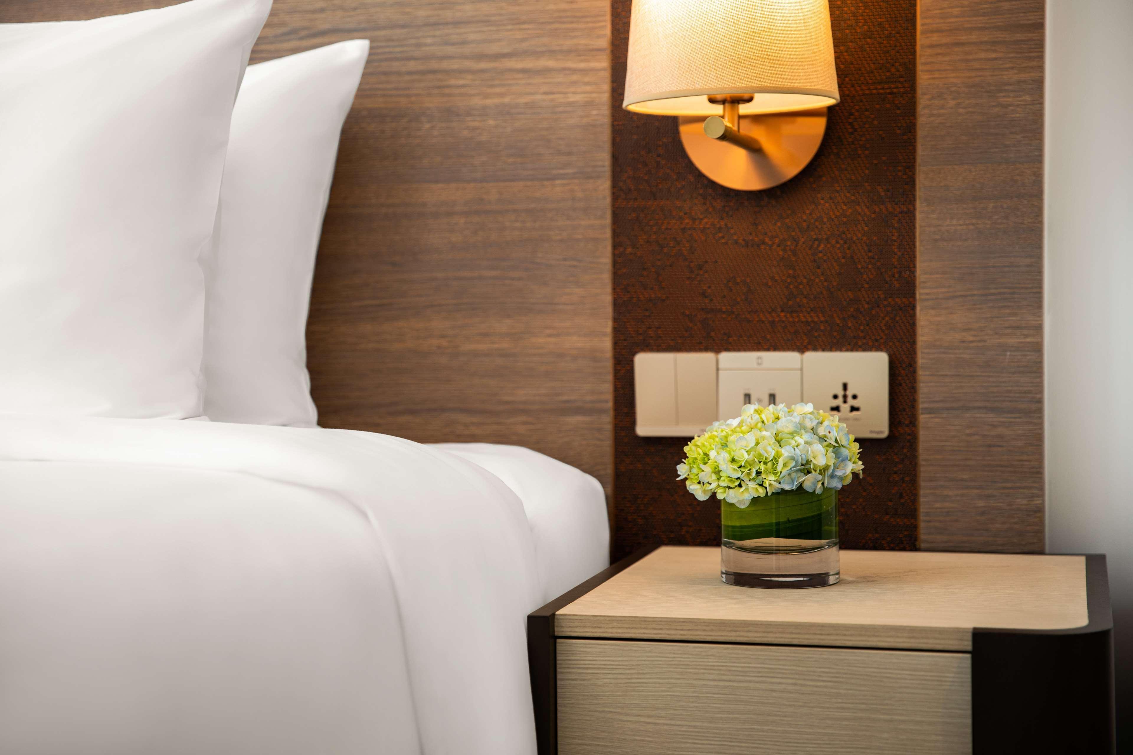 Radisson Mumbai Andheri Midc ภายนอก รูปภาพ A bedside table