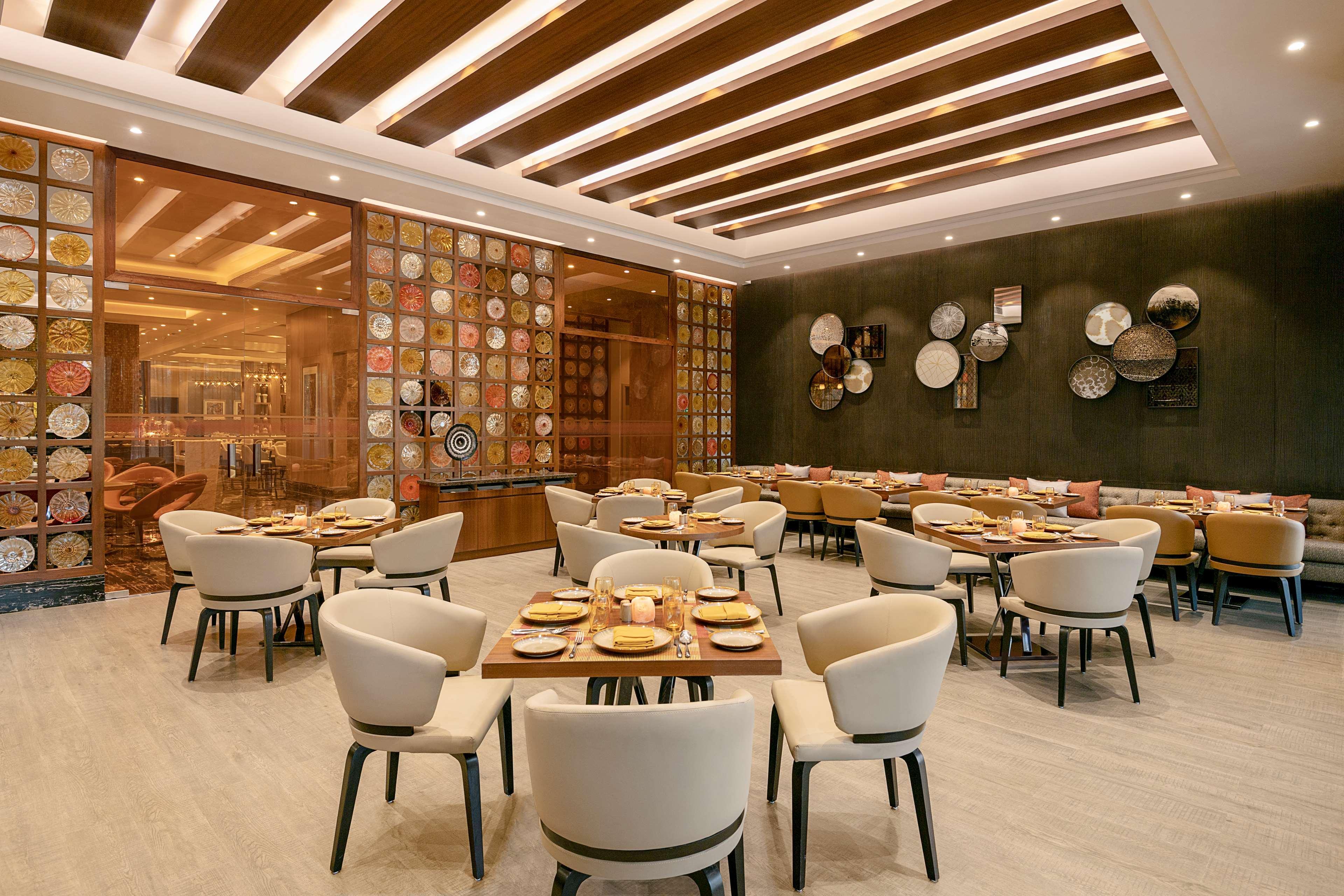 Radisson Mumbai Andheri Midc ภายนอก รูปภาพ The interior of the restaurant