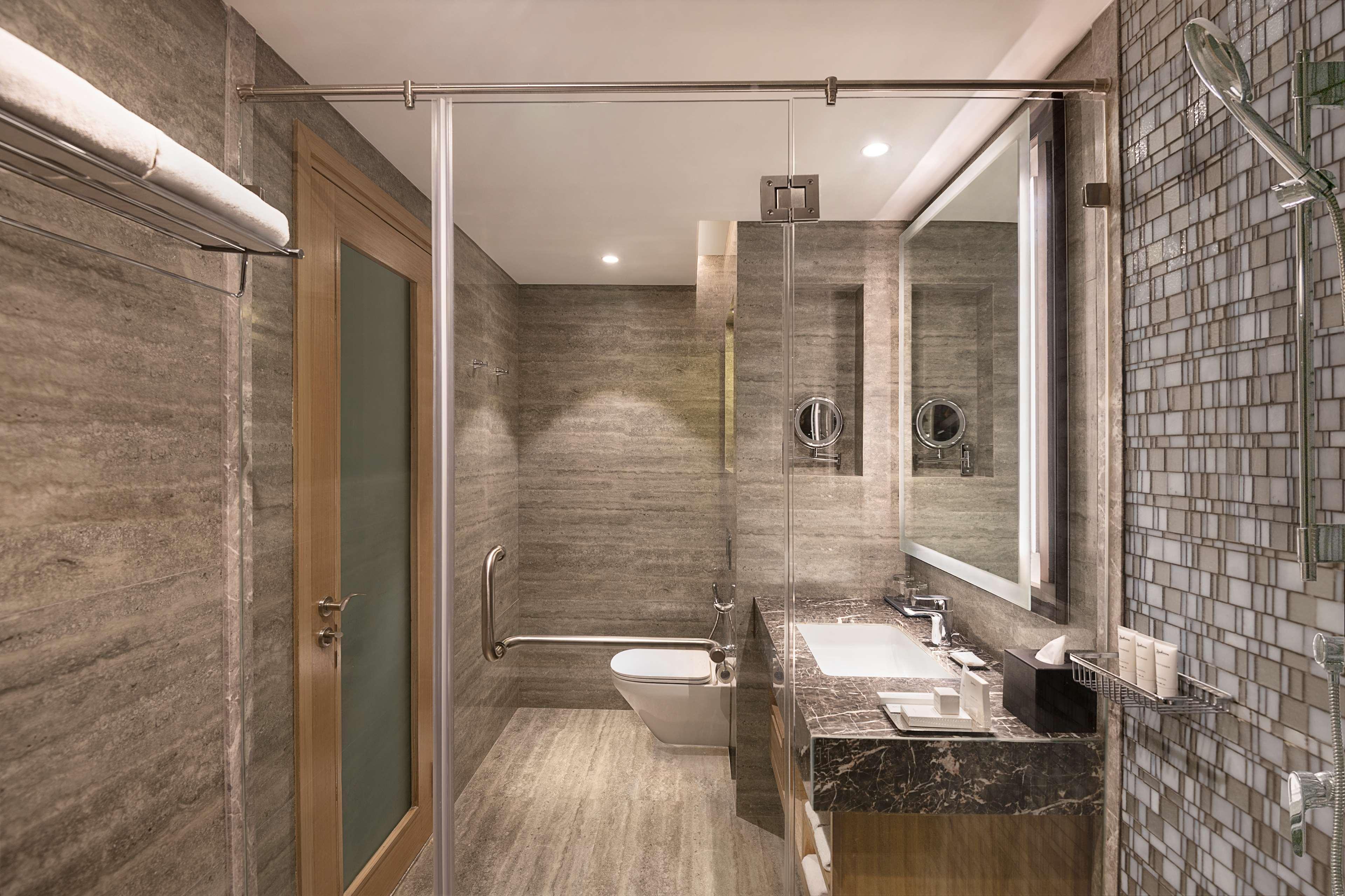 Radisson Mumbai Andheri Midc ภายนอก รูปภาพ Bathroom