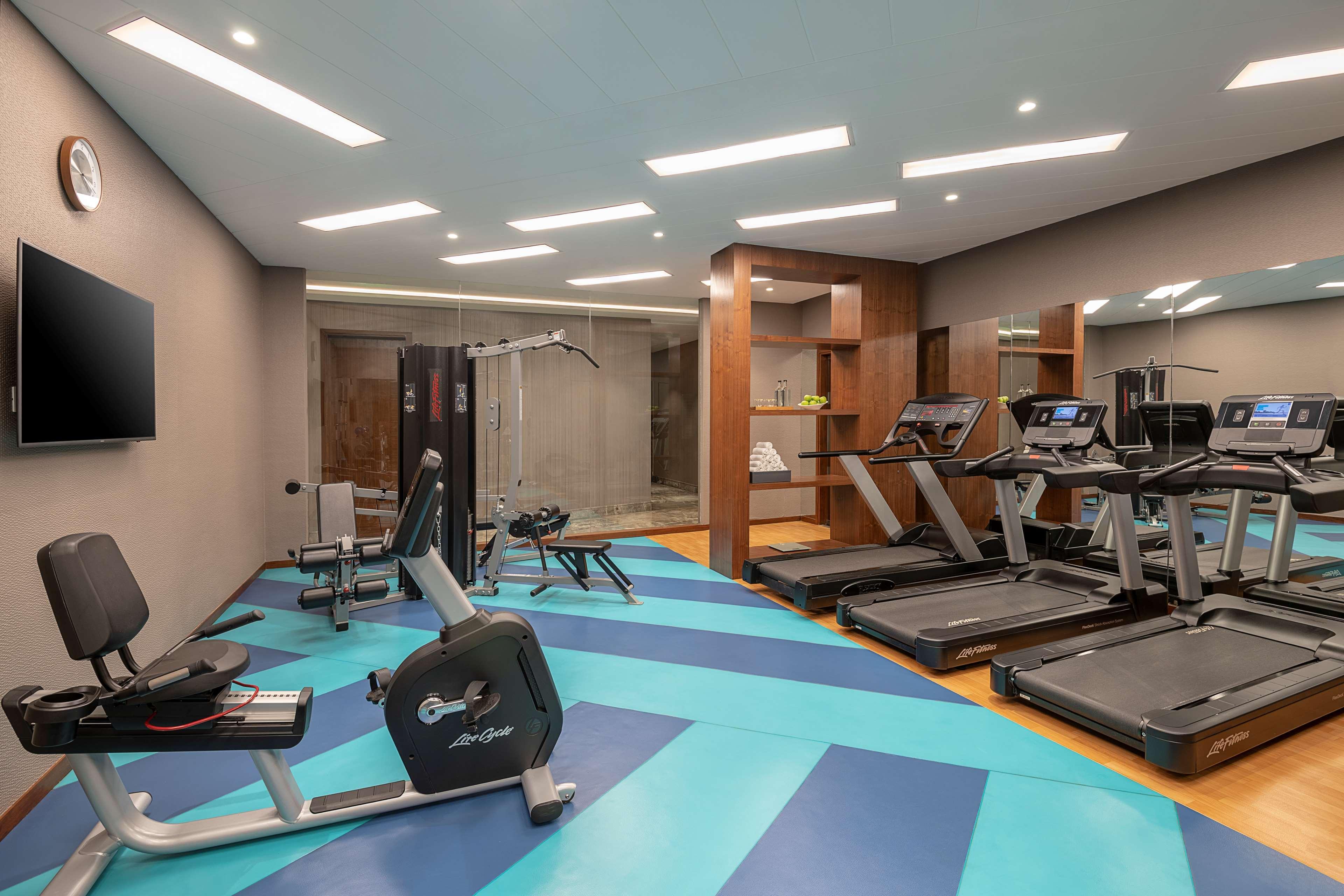 Radisson Mumbai Andheri Midc ภายนอก รูปภาพ The gym at the hotel