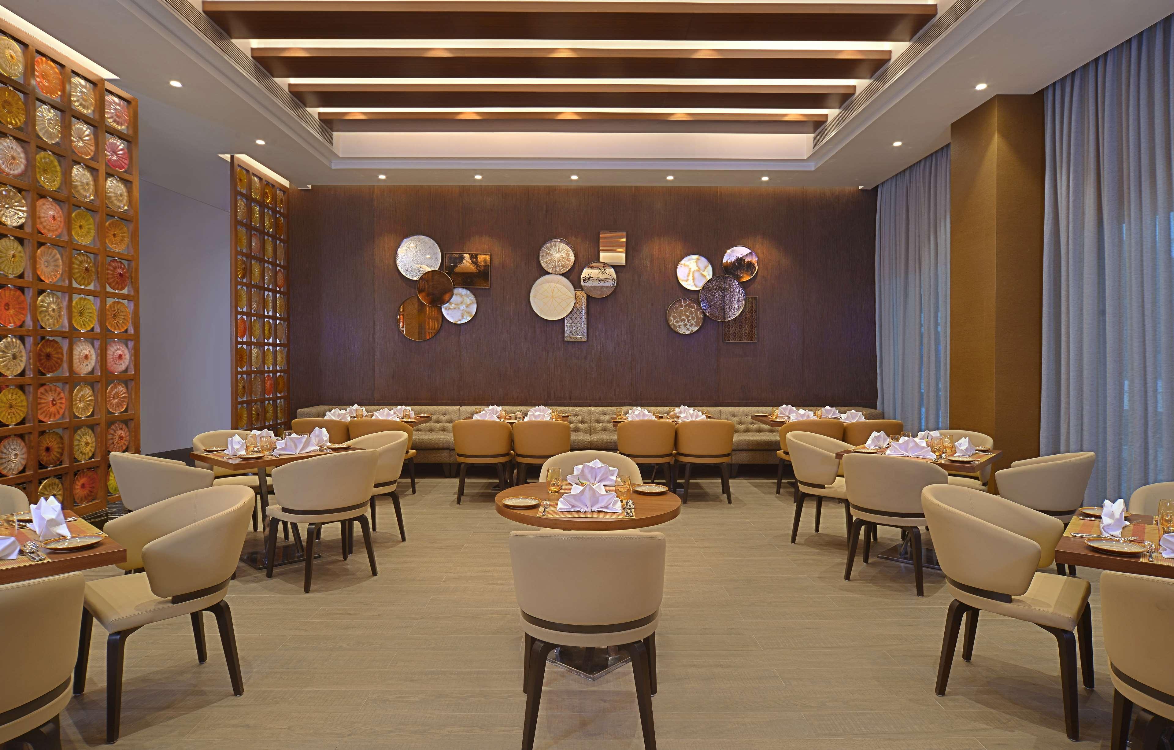 Radisson Mumbai Andheri Midc ภายนอก รูปภาพ The interior of the restaurant